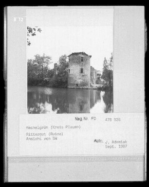 Neuensalz-Mechelgrün. Ehemaliges Wasserschloss Mechelgrün (12. Jahrhundert; 1670 Wiederaufbau nach Brand; 1728 Umbau). Ansicht von Südwesten