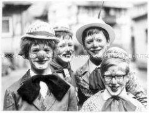 Als Clown geschminkte Kinder (Altersgruppe bis 14)