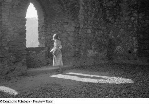 Renate Rössing in der Oberburg am Fenster