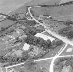 Hof (Havighorst 77): Luftbild: im Hintergrund Ortsausgang in Richtung Wakendorf