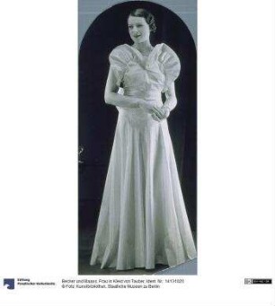 Frau in Kleid von Tauber