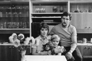 Familie G. (Küchenhilfe, Kraftfahrer) im Wohnzimmer