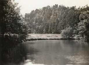 Jonsdorf. Die Nonnenfelsen von Osten über den Gondelsee gesehen