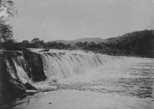 Wasserfall : Stufiger Wasserfall in einem Fluss