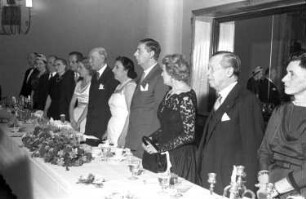 Madrid (Spanien): Hotel; Abschiedsfest; Tisch des Prinzen; stehend