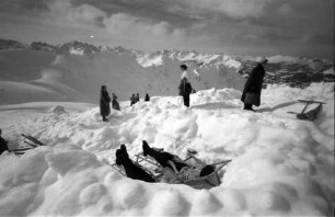 Oberstdorf: Nebelhorn; sonnende Gruppen in Schneelöchern, Pärchen