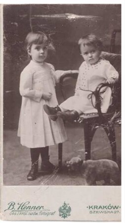 Foto Geschwister mit Spielzeugbär im Atelier