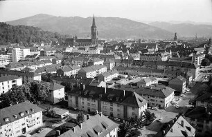 Freiburg: Blick vom Dach des Chemischen Institutes auf Stadtkern und Münster