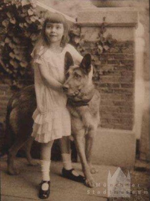 Prinzessin Henriette von Schoenaich-Carolath mit "Arno"