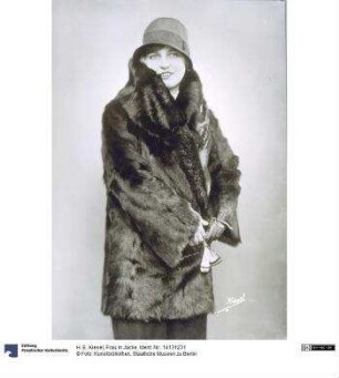 Frau in Jacke