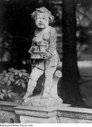 Putto "Schnapsbrennerei" : Putto "Schnapsbrennerei", Christian Kirchner zugeschrieben. Sandstein. Um 1720. Schloss Altdöbern, Gartenseite, Balustrade der Terrasse