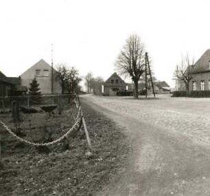 Altdöbern-Reddern, Hauptstraße. Blick zur Schmiede und Ortsausgang in Richtung Altdöbern