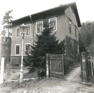 Dresden-Trachenberge, Kändlerstraße 42. Wohnhaus (um 1860). Straßenansicht mit Einfriedung und Tor