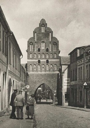 Teterow. Ansicht des im 14. Jh. im Stil der Backsteingotik errichteten Malchiner Tors (von der Feldseite aus gesehen)