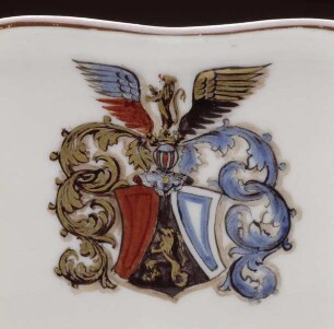 Zwei Platten mit dem Wappen Hennicke und Blumendekor