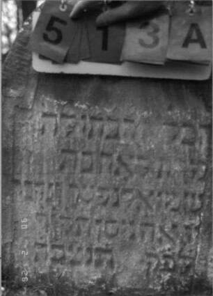 Grabstein 513 (Index: 100115254) Material: Sandstein Zustand: stark verwittert Maße HxBxT: 73x60x11 cm Beschreibung: Stele mit eingezogenem Rundbogenabschluß: Grabstein 513A
