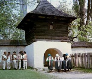 Kirchgang einer slowakischen Gemeinde in Trachten