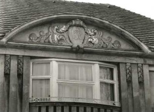 Dresden-Blasewitz, Käthe-Kollwitz-Ufer 80. Villa (um 1910). Obergeschoßfenster und Segmentgiebel mit Kartusche und Monogramm AR