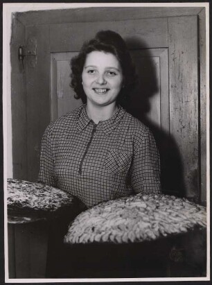 Eine junge Frau mit zwei gebackenen Kuchen
