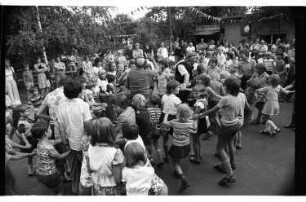Kleinbildnegativ: Kindesfest, Kolonie Ruhwald, 1975