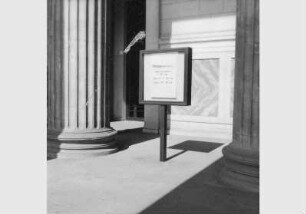 Eingangsbereich des Alten Museums mit Informationskasten