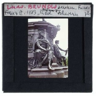 Schwerin, Schlosspark, Reiterdenkmal Friedrich Franz II. : Allegorie der Theologie/ Frömmigkeit