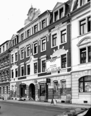 Pirna, Maxim-Gorki-Straße 7. Wohnhaus mit Läden (um 1895). Straßenansicht