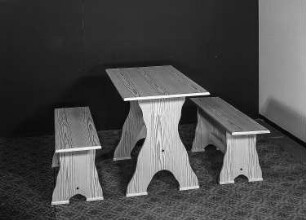 Bank-Tisch-Kombination (Modell W 3) : Leipzig. Leipziger Herbstmesse, 1986. Bank-Tisch-Kombination (Modell W 3). Holz, folienbeschichtet in Lärchenholzoptik (1986; VEB Möbelwerk Weißensee)
