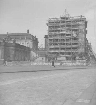 Dresden-Altstadt. Zwinger. Ruine der Sempergalerie (eingerüstet)