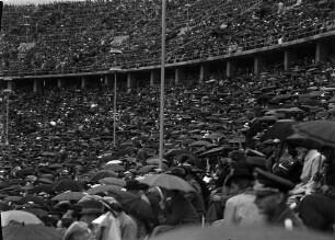 Berlin: Reichssportfeld; Regenschauer (Publikum mit Schirmen)