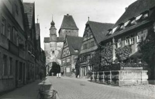 Rothenburg ob der Tauber. Rödergasse zum Röderbogen : Rothenburg ob der Tauber. Rödergasse mit Röhrenbrunnen. Blick nach Westen zum Röderbogen (16. Jahrhundert) und Markusturm (12./13. Jahrhundert)