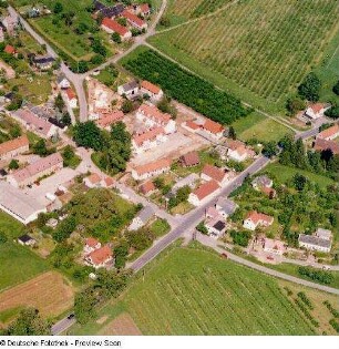 Dresden-Oberpoyritz. Altoberpoyritz mit Dorfplatz und Kreuzung Lohmener/ Oberpoyritzer Straße. Luftbild-Schrägaufnahme von Südwesten