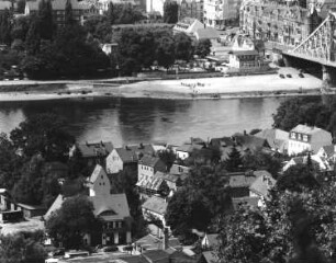 Dresden-Loschwitz. Blick vom Elbhang über die Elbe zum Schillerplatz