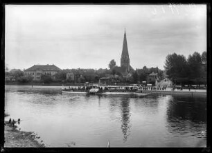 Holzminden. Blick über die Weser mit Dampfer "Kaiser Friedrich". Im Hintergrund die Lutherkirche