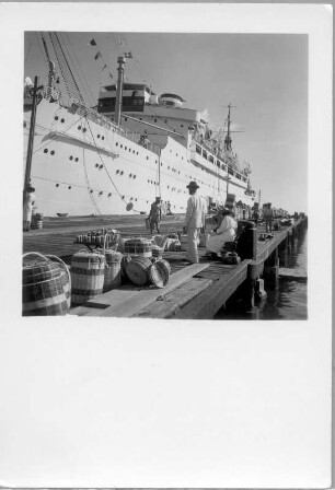 Passagierschiff "Milwaukee" : Das Passagierschiff "Milwaukee" (Baujahr 1929; Blohm und Voss / Stapellauf 20.2.1929) an einem Kai auf Jamaika