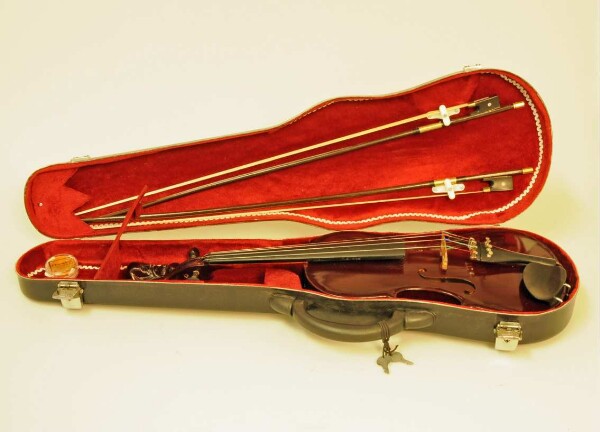 Box-necked lute with bow