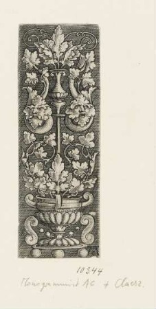 Ornament mit Vase und zwei Masken