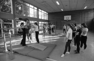 Freiburg: Wirtschaftsschule St. Ursula; Unterricht: Turnen in der Turnhalle
