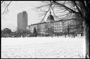 Interlaken: Höheweg mit Hotelpalast und Hochhaus