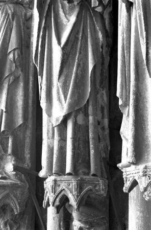 Mittleres Westportal — Nördliches Gewände — Maria (3. Figur)