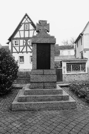 Kath. Kirche Sankt Aureus und Justina mit Ehrenmal und Kruzifix (kath. Kirche und Ausstattung, Ehrenmal und Kruzifix); Oberursel, Lange Straße 106