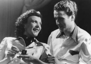Hamburg. Die Schauspieler Charlotte Schellenberg (1910-1989) und Harry Meyen (1924-1979) während einer Aufführung des Theaterstückes "Mütter" am Thalia-Theater 1946