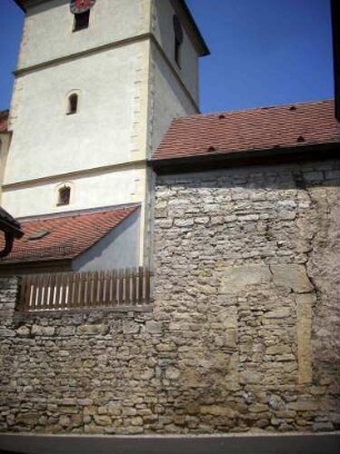 Ansicht von Süden im Südsüdosten mit Kirchturm (Gotischer Chorturm mit Turmchor) sowie im Südosten erhaltenen Steingaden über Ortsseite (restliche Gaden im 18 Jh abgetragen)