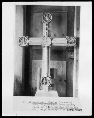 Holzkreuz mit Evangelistensymbolen