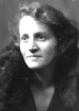 Roßwein. Portrait einer jungen Frau mit Pelzkragen