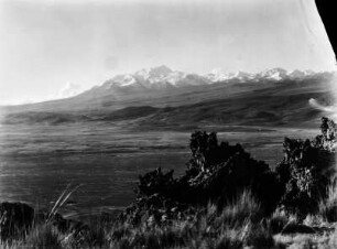 Der Ancohuma Berg : Blick vom "Cerro de Peñas" über eine Ebene auf den schneebedeckten Ancohuma Berg