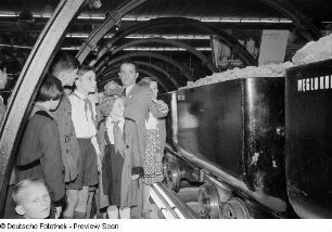 Kinder zu Besuch auf der Leipziger Herbstmesse 1954 in der polnischen Sektion