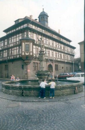 Vacha. Fachwerkrathaus mit Vitusbrunnen