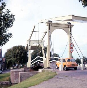 Edam : Holland. Edam. Zugbrücke über den Kanal
