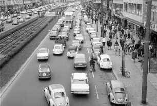 Berlin: Verkehr in der Tauentzienstraße (von der Brücke)